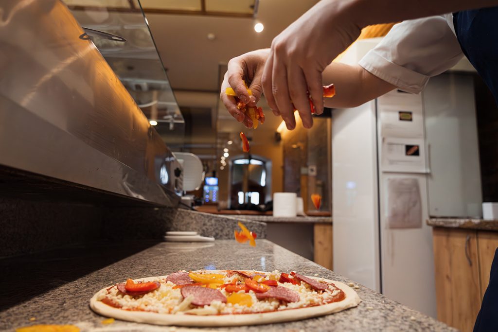 preparation-pizza-frais-eminces-restauration